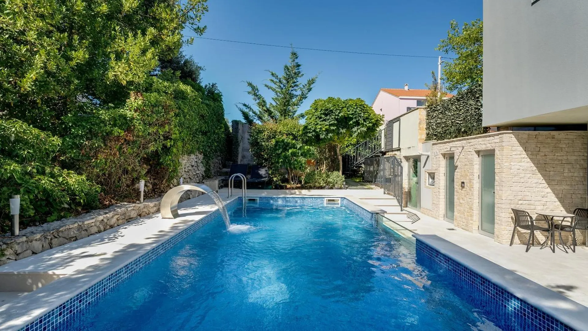 Spacious Apartment With Private Heated Pool, Diklo