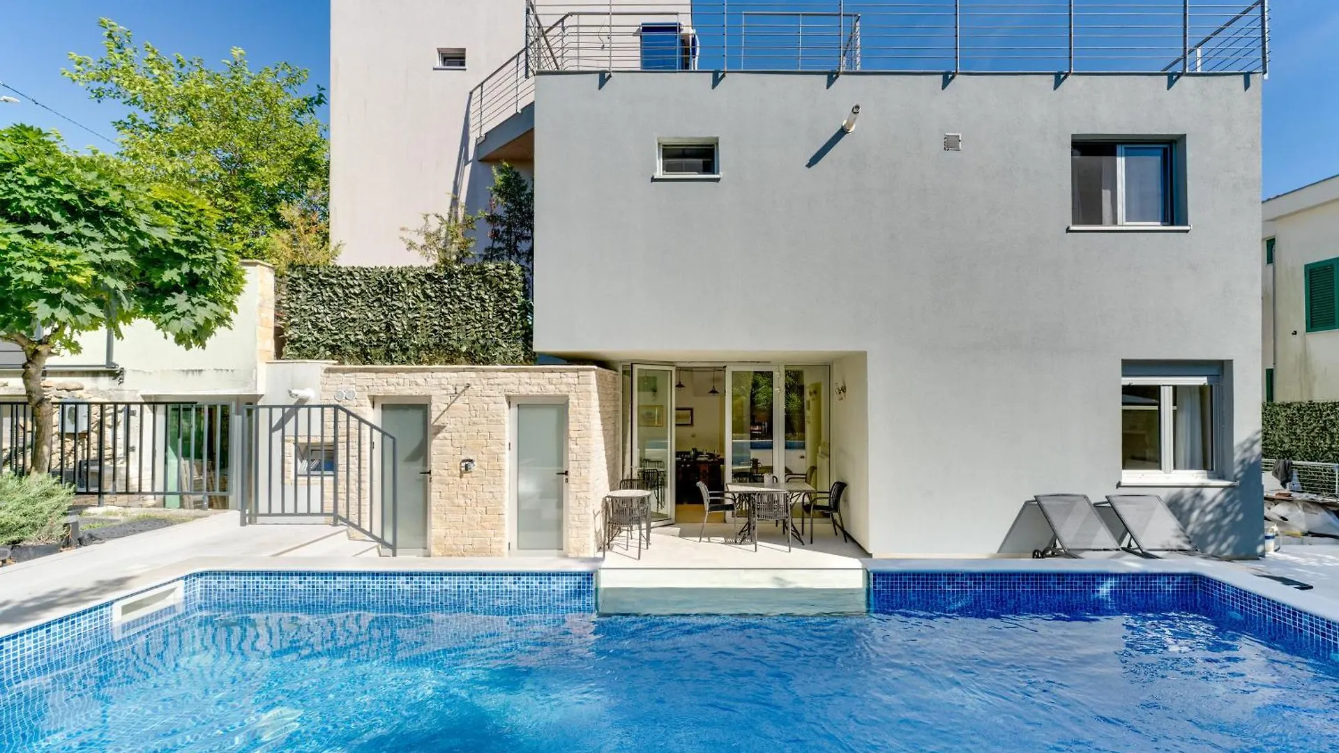 Spacious Apartment With Private Heated Pool, Diklo Croatia