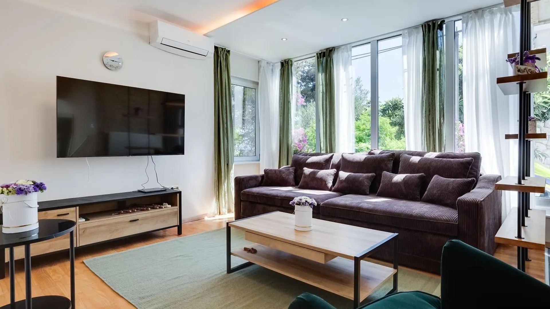 Spacious Apartment With Private Heated Pool, Diklo