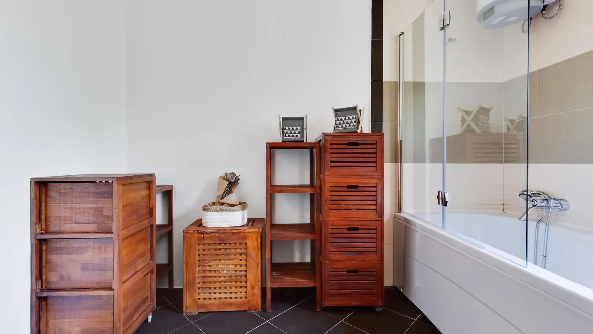 Spacious Apartment With Private Heated Pool, Diklo